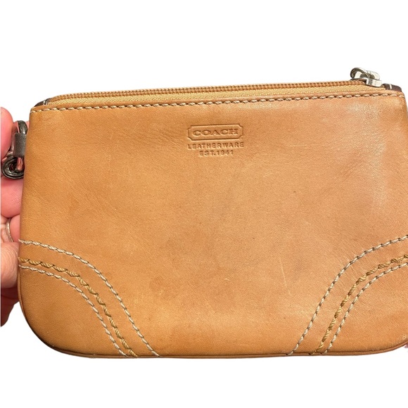 👜 HOST PICK 👜NWOT Coach brown leather wristlet with stamped coach monogram - Picture 2 of 5